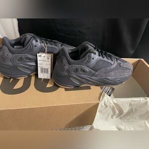 Yeezy boost 700 utility black (NEW)